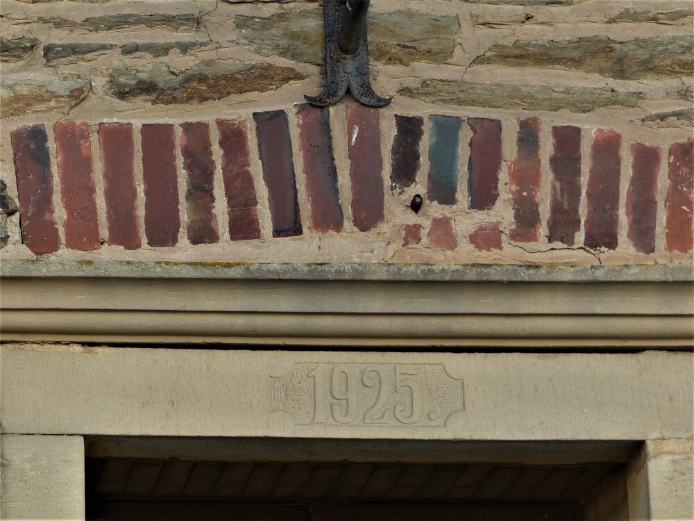 Jahreszahl 1925 im Türsturz des Hauses Hauptstraße 1 in Berglicht (2022)