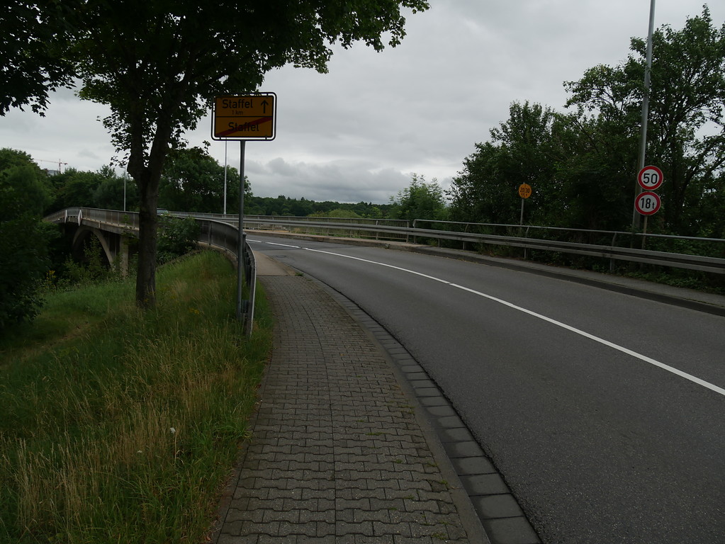 Westliche Auffahrt der Straßenbrücke bei Limburg-Staffel (2017)