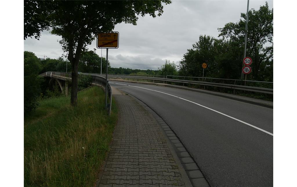 Westliche Auffahrt der Straßenbrücke bei Limburg-Staffel (2017)