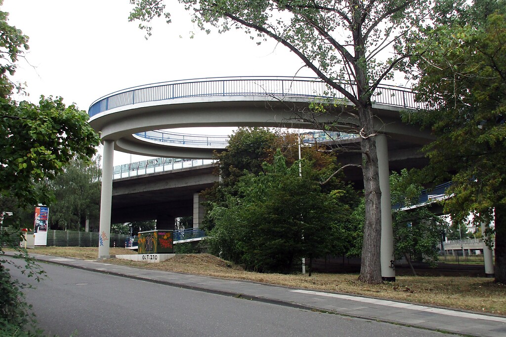 Blick auf die kreiselförmig-runde Auffahrt für Fahrräder bzw. den Fußgänger-Zuweg an der Bonner Seite der "Friedrich-Ebert-Brücke" (2020).