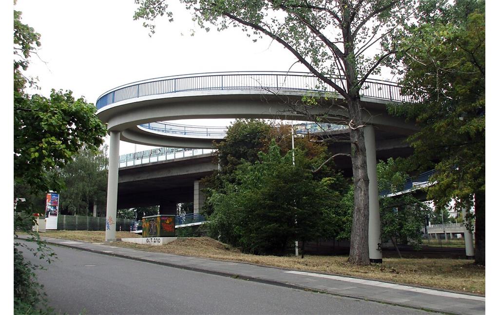 Blick auf die kreiselförmig-runde Auffahrt für Fahrräder bzw. den Fußgänger-Zuweg an der Bonner Seite der "Friedrich-Ebert-Brücke" (2020).