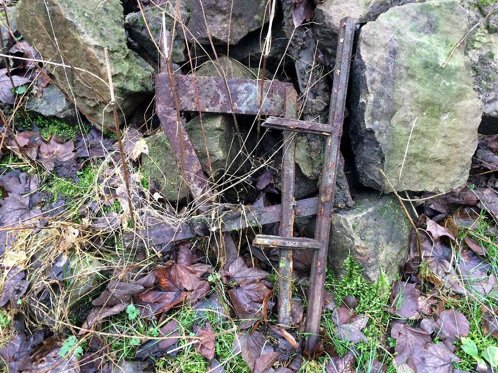 Reste des Eisentors des Hochofens der ehemaligen Eisenhütte in Abentheuer (2015).