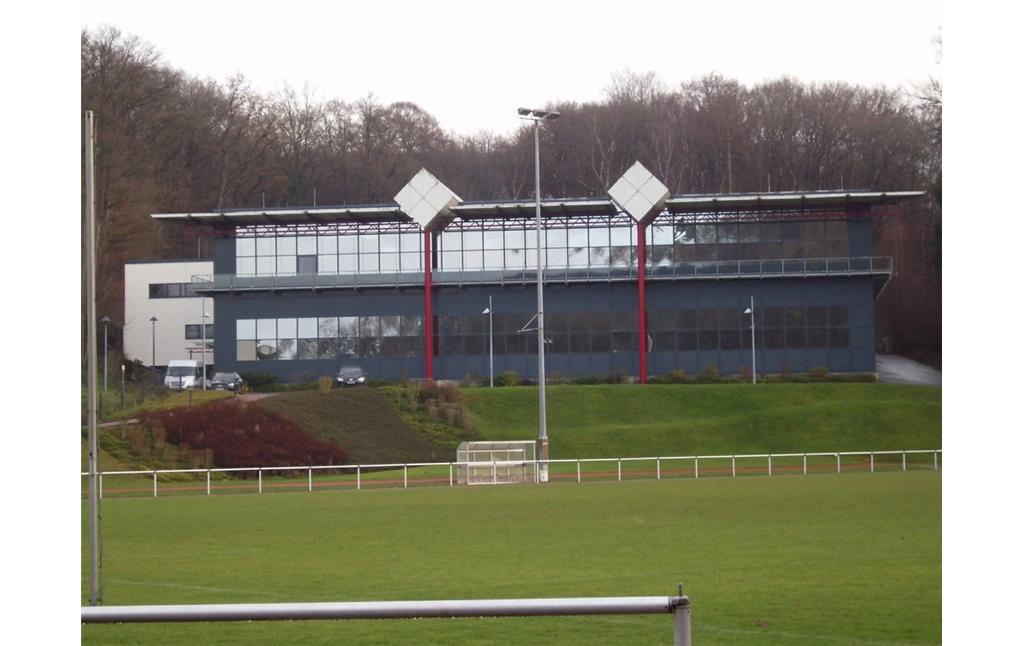 Der 1994 vollendete dreigeschossige Hallenkomplex, welcher an die bereits existierende Sporthalle im Talbereich anschliesst, die Mehrzweckhalle der Sportschule Hennef (2014).