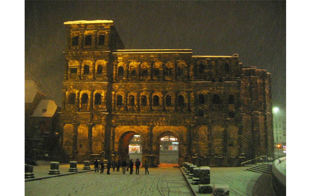 Das Trierer Römertor 'Porta Nigra' im abendlichen Schneetreiben (2004), Ansicht von der Stadt aus.