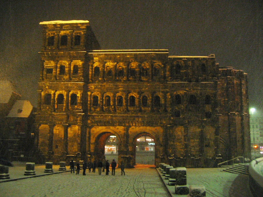 Das Trierer Römertor 'Porta Nigra' im abendlichen Schneetreiben (2004), Ansicht von der Stadt aus.