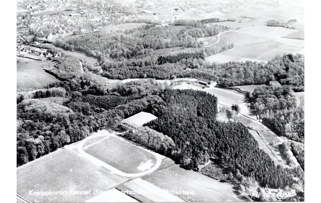 Postkarte mit einem Luftbild der Sportschule Hennef, Ansicht von Südwesten (Aufnahme nach 1957).