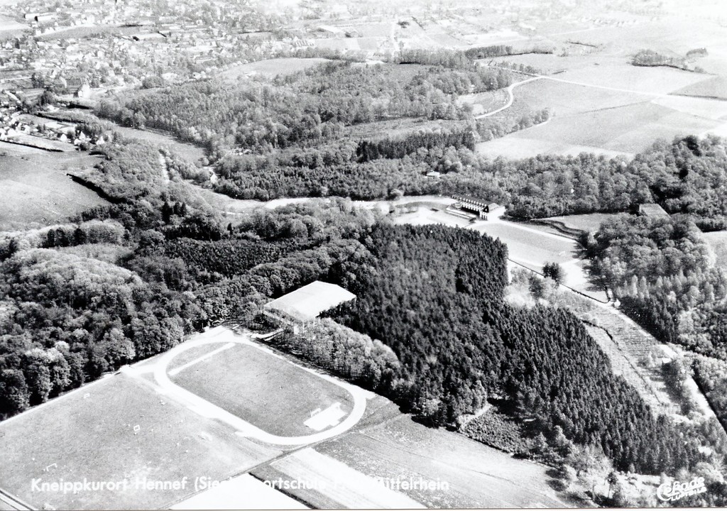 Postkarte mit einem Luftbild der Sportschule Hennef, Ansicht von Südwesten (Aufnahme nach 1957).