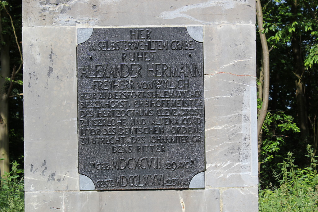 Inschrifttafel an der Erbbegräbnisstätte von Alexander Hermann von Wylich am Schloss Diersfordt (2012)
