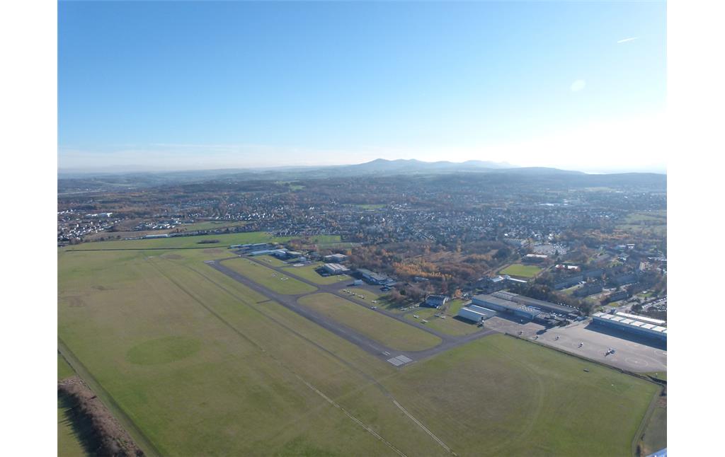 Luftaufnahme des Hangelarer Flugplatzes (November 2011).