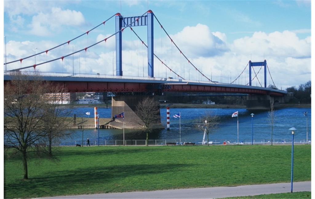 Die Homberger Brücke bei Duisburg-Ruhrort (2007).
