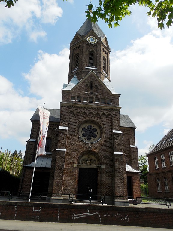 St. Cornelius Pfarrkirche in Köln-Heumar mit Blick auf den Haupteingang und den Turm (2015)