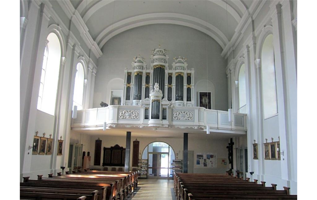 Der Innenraum der Pfarrkirche Sankt Stephanus in Elsen mit Blick auf die Orgel (2014)