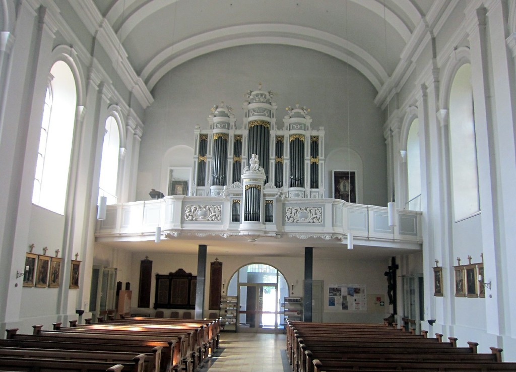 Der Innenraum der Pfarrkirche Sankt Stephanus in Elsen mit Blick auf die Orgel (2014)