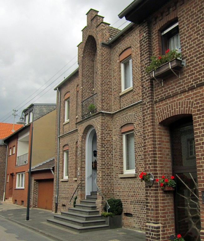 Das ehemalige Pfarrhaus in der Broichstraße in Hülchrath (2014)