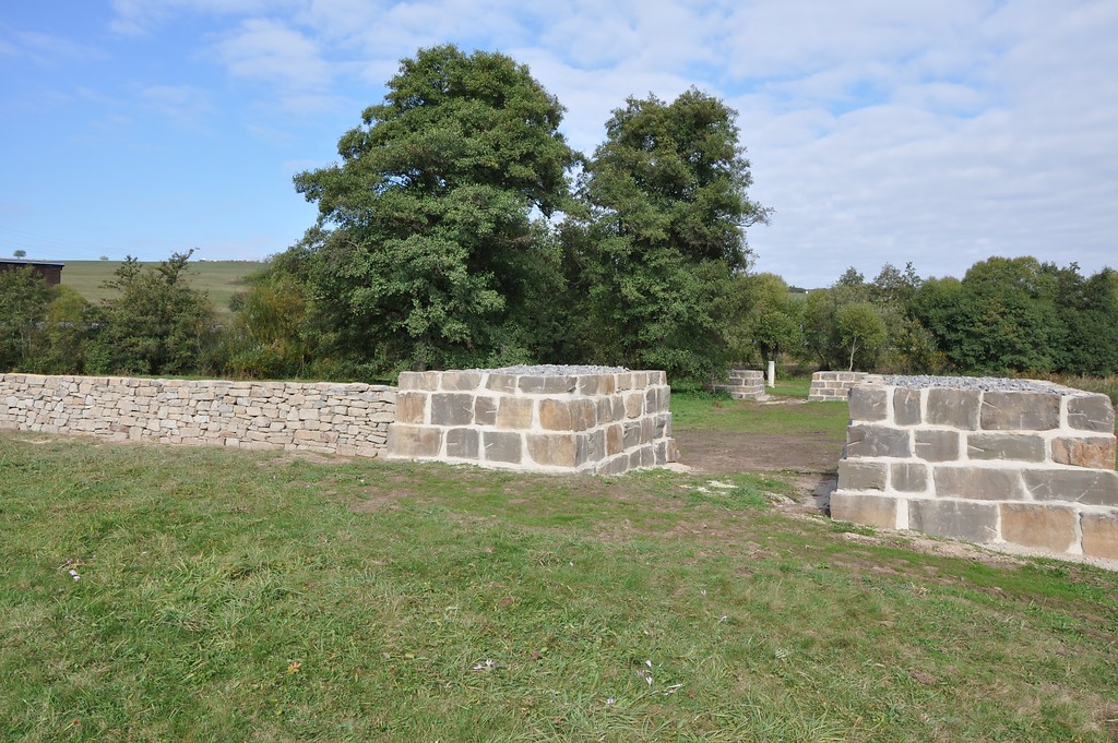 Die wieder aufgebaute Mauer mit Toranlage des Kleinkastells im Archäologischen Landschaftspark Nettersheim (2013)