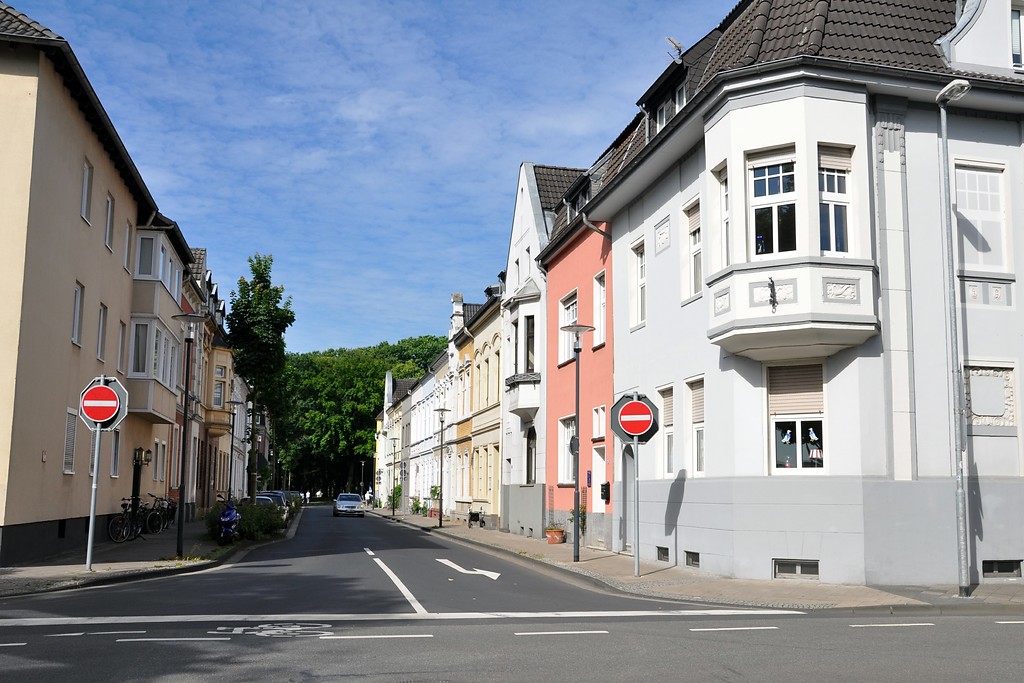 Bereich der Kleinbahnstraße in Kempen mit Blick in die Kurfürstenstraße, hier verlief einst die Geldernsche Kreisbahn, auch "Feuriger Elias" genannt (2017).