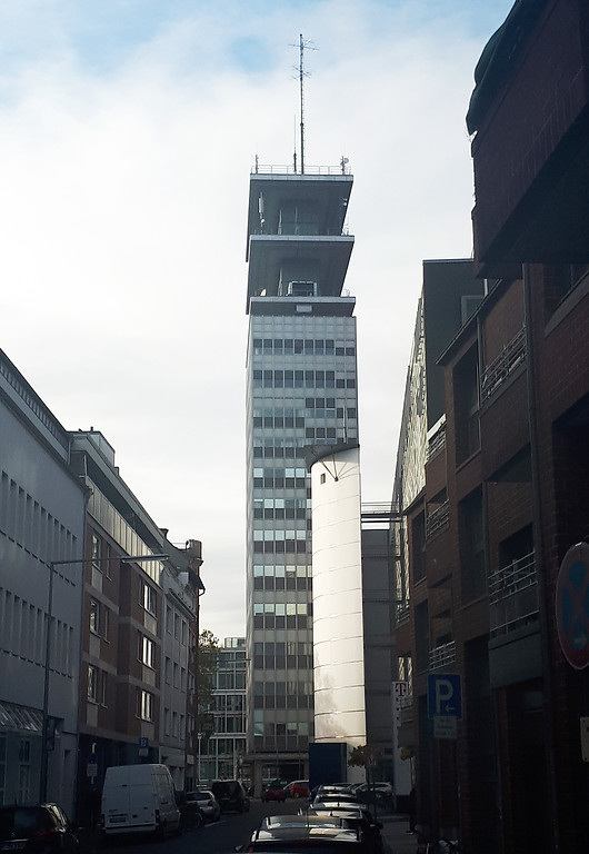 Das Telekom-Hochhaus in Köln-Altstadt-Süd, Ansicht von der Ecke Hohe Straße / Sternengasse aus (2017)