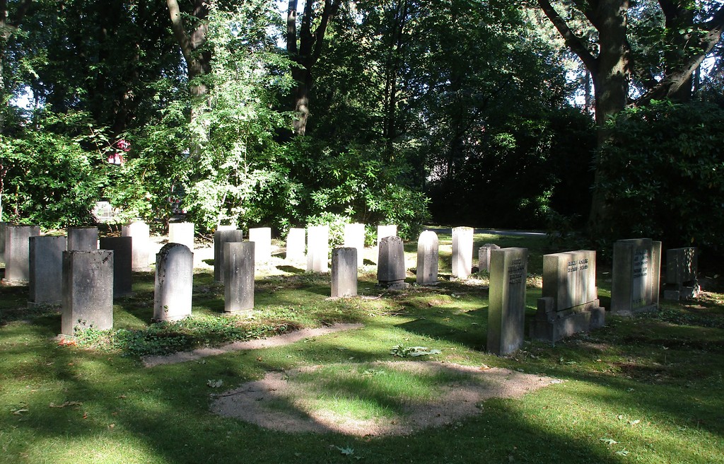 Gräberfeld des neuen jüdischen Friedhofs auf dem Waldfriedhof in Duisburg (2016).