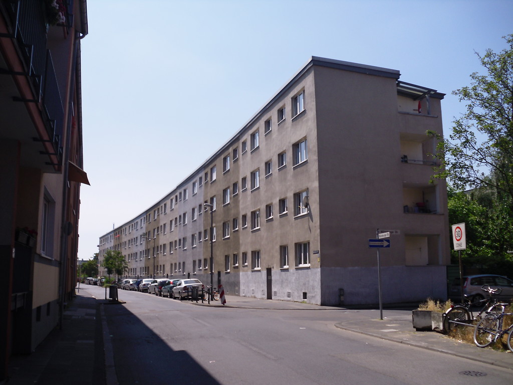 Eine geschlossende Häuserzeile an der Würzburger Straße im Kölner Stadtteil Vingst (2013)