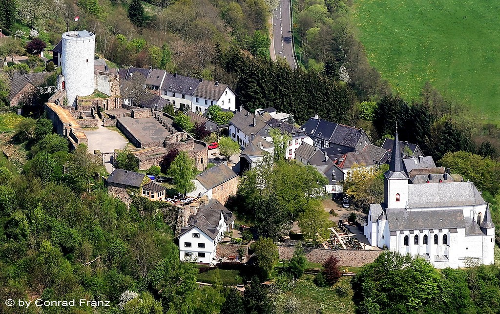 Luftbild mit der Burg und der Burgsiedlung Reifferscheid in Hellenthal (2007).
