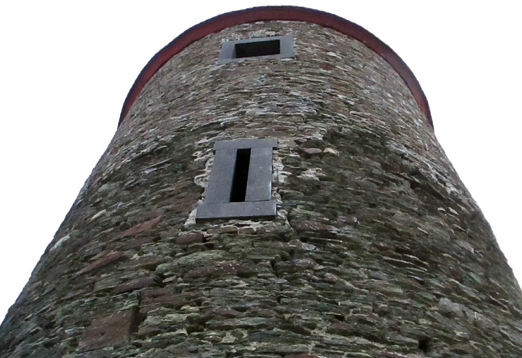 Bruchsteinmauerwerk am Alten Turm" in Kaisersesch, dem nordwestlichen Rundturm der früheren Stadtbefestigung (2015). Gut zu erkennen ist der Übergang vom ursprünglich erhaltenen Bestand des Mauerwerks zum später ergänzten oberen Bereich.