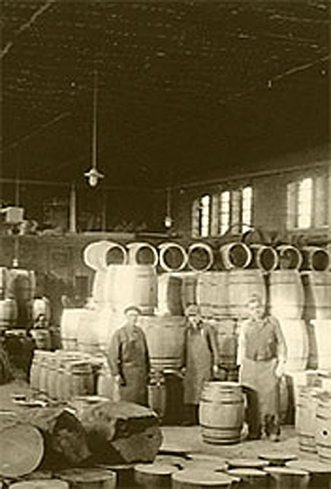 Historische Aufnahme der Fassfabrik in der Grafschafter Krautfabrik in Meckenheim (undatiert, 1920-1955).