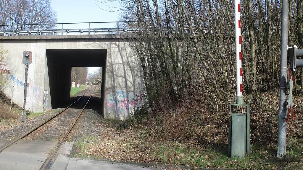 Erhaltener Teil der Kleinbahn Siegburg - Zündorf, des so genannten "Rhabarberschlittens": eine Straßenunterführung an der Spicher Straße in Troisdorf (2017).