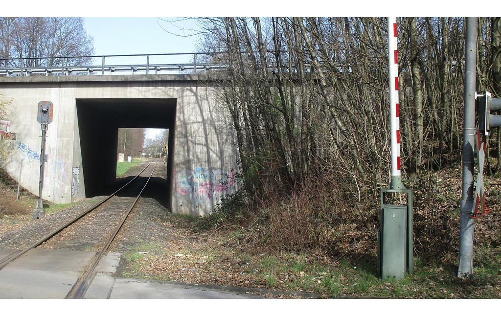 Erhaltener Teil der Kleinbahn Siegburg - Zündorf, des so genannten "Rhabarberschlittens": eine Straßenunterführung an der Spicher Straße in Troisdorf (2017).