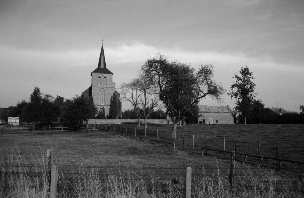 Das Dorf Steinkirchen in Wassenberg-Ophoven im Kreis Heinsberg im Rurtal ist noch teilweise von einem Obstwiesengürtel umgeben (2010).
