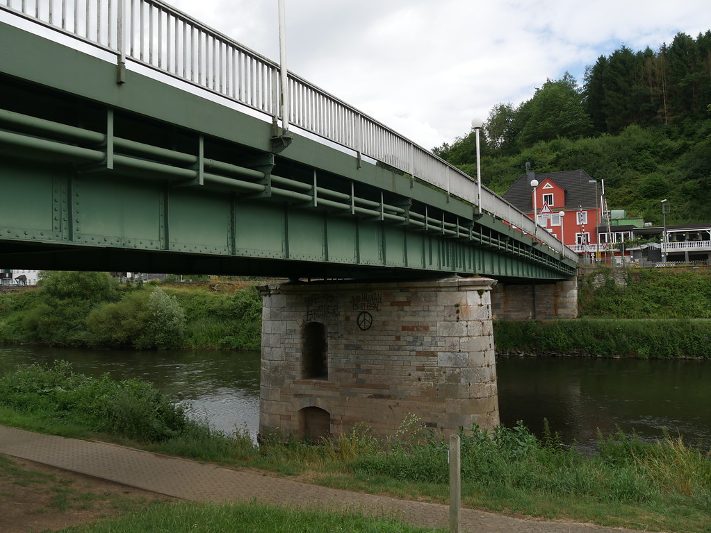 Straßenbrücke in Villmar-Aumenau, Blick von der rechten Lahnseite Richtung Südosten (2017)