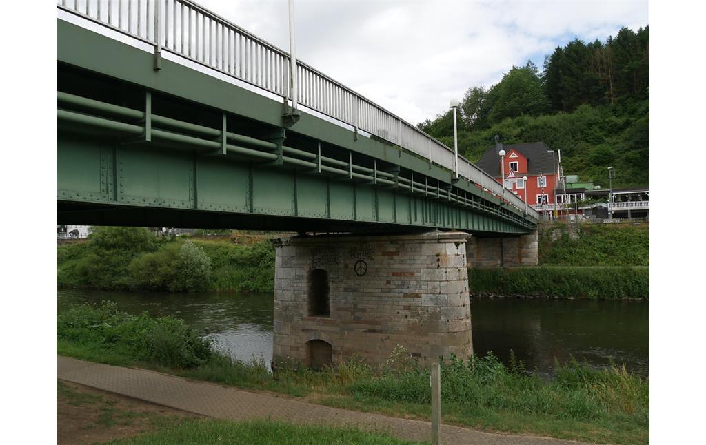 Straßenbrücke in Villmar-Aumenau, Blick von der rechten Lahnseite Richtung Südosten (2017)