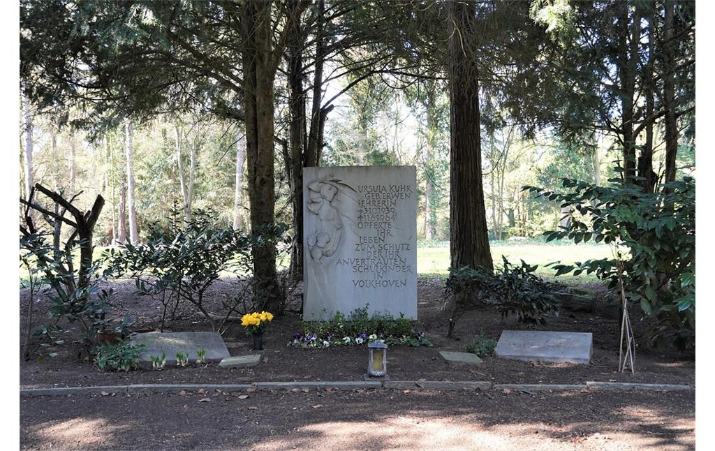 Die Grabstätte der Lehrerin Ursula Kuhr, Opfer des Attentats von Köln-Volkhoven, auf dem Kölner Südfriedhof (2023).
