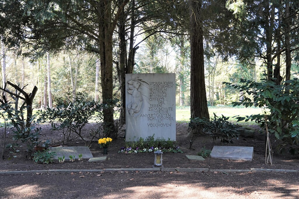 Die Grabstätte der Lehrerin Ursula Kuhr, Opfer des Attentats von Köln-Volkhoven, auf dem Kölner Südfriedhof (2023).
