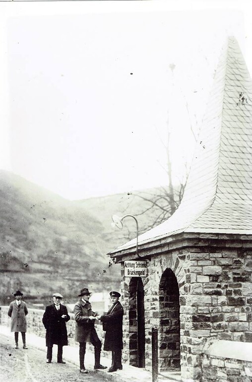 Brückenhäuschen an der alten Moselbrücke in Treis-Karden (1920er Jahre)
