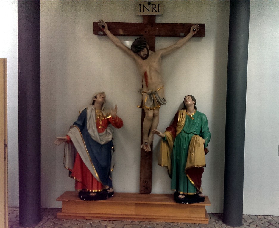 Skulptur "Jesu am Kreuz" im Vorraum des Pfarrhauses und der katholischen Kindertagesstätte St. Peter in Zell an der Mosel (2015)