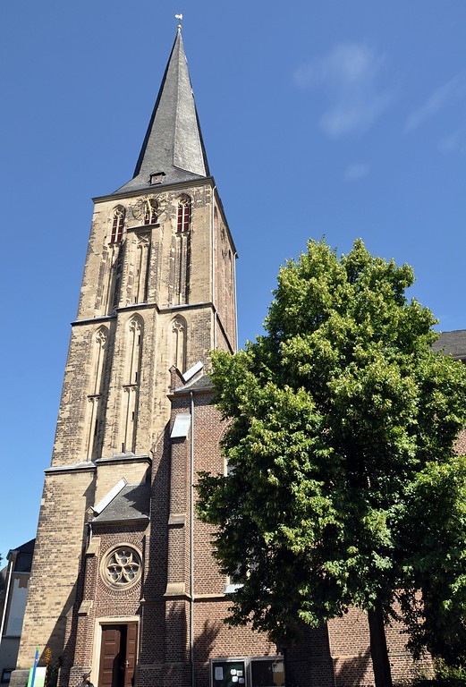 Der Turm der katholischen Pfarrkirche St. Clemens an der Hochstraße in Viersen-Süchteln (2017).