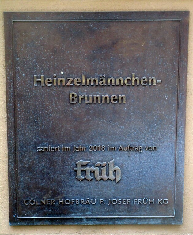 Heinzelmännchenbrunnen Köln (2020): Metallplatte zur Sarnierung des Heinzelmännchenbrunnens.