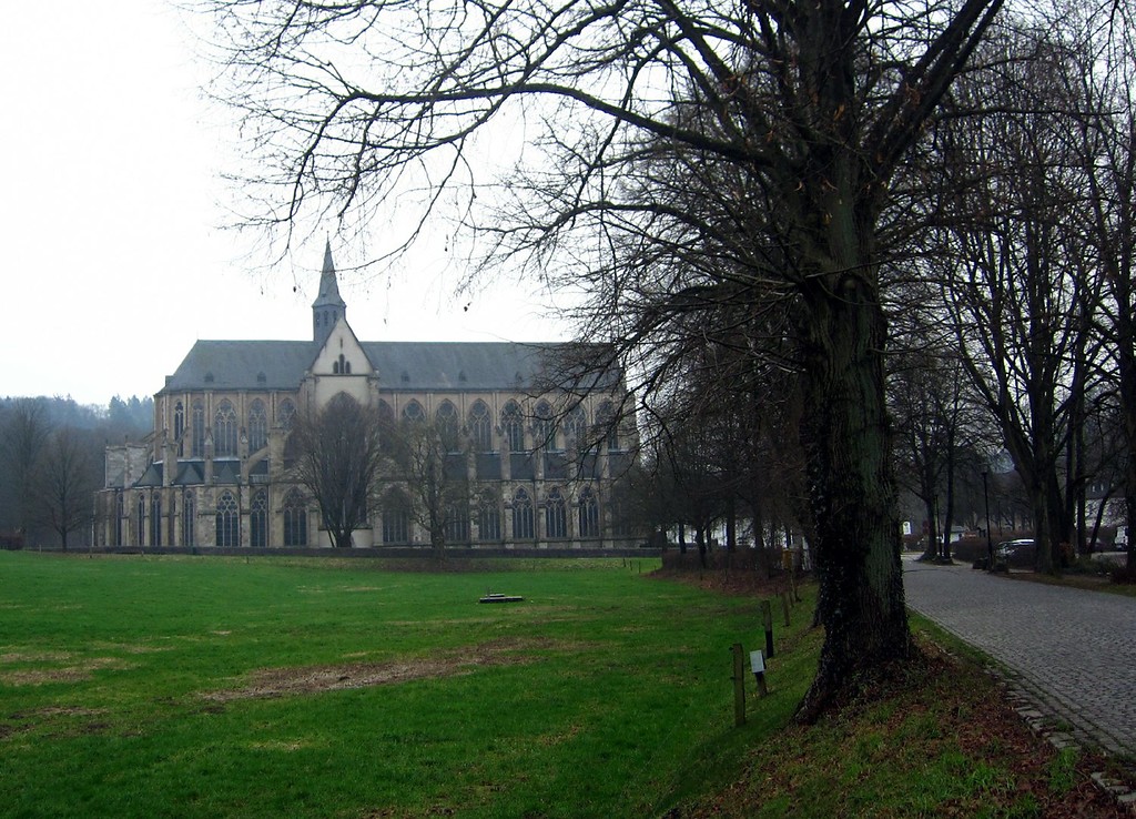 Zisterzienserabtei Altenberg, Zufahrt und Klosterkirche (2012)