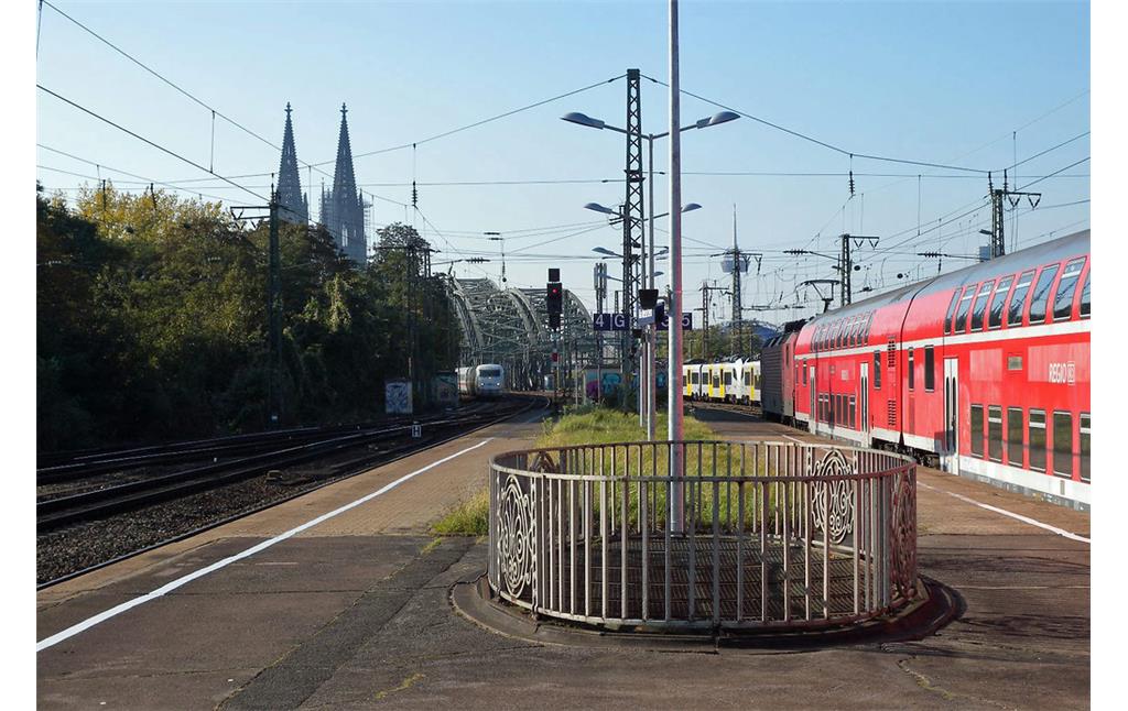 Blick von einem Bahngleis des Bahnhofs Köln-Messe/Deutz aus auf den Dom (2011).
