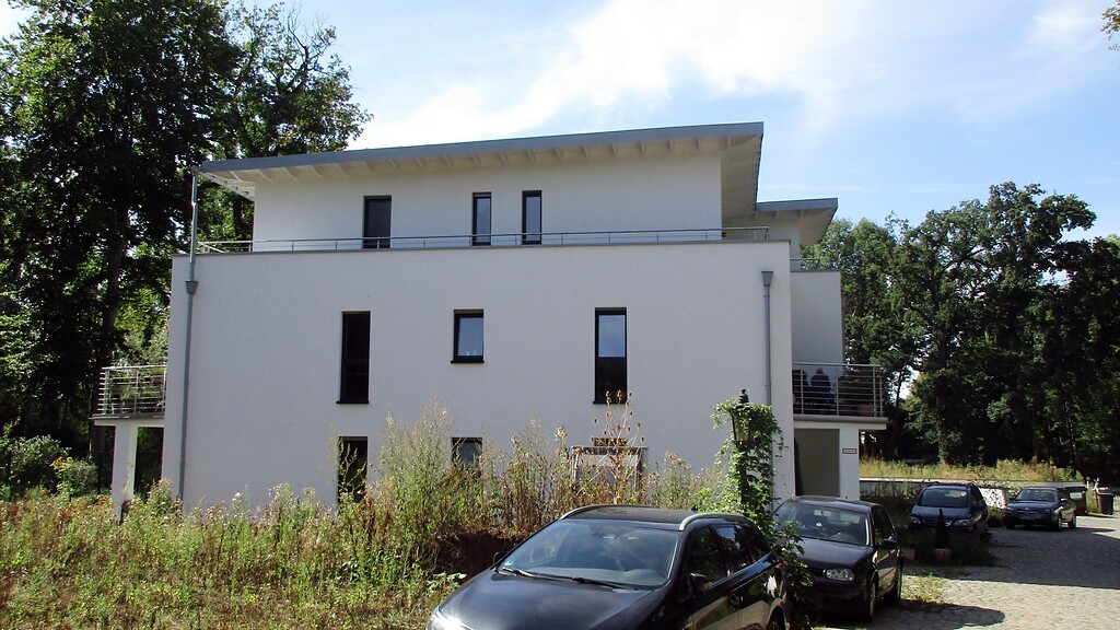 Neuere Wohnbebauung neben der Villa Trips an der Burg Hemmersbach in Horrem (2022).