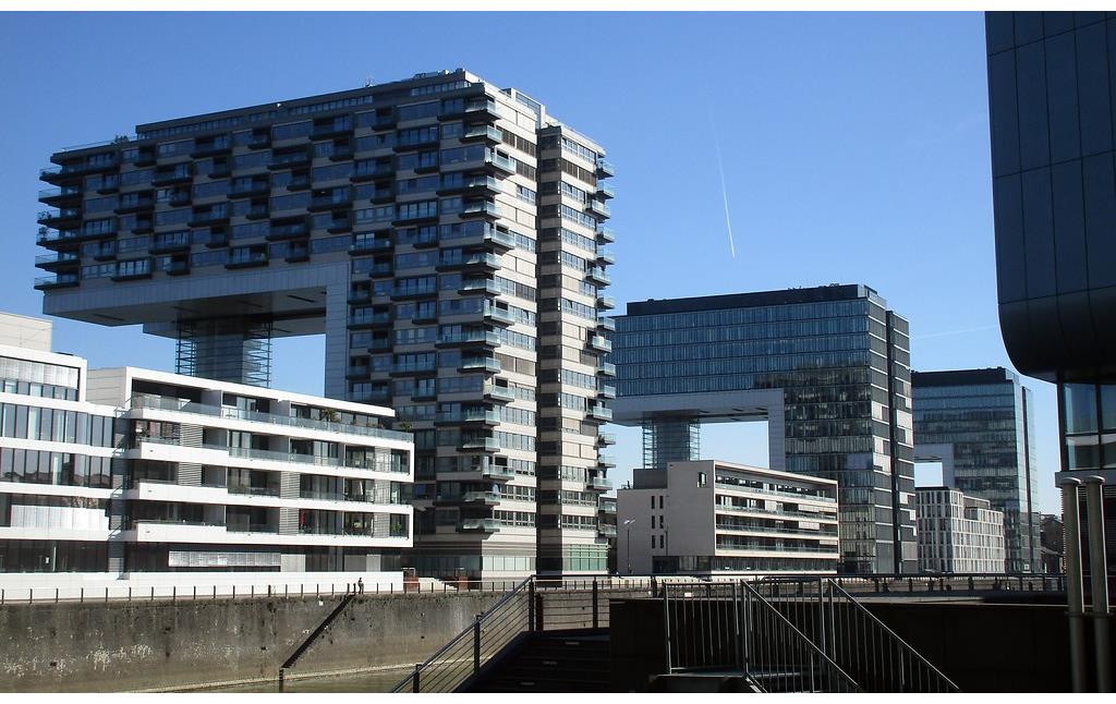 Ansicht der zwischen 2006 und 2010 erbauten und jeweils knapp 62 Meter hohen Kranhäuser im Kölner Rheinauhafen in Altstadt-Süd (2019).
