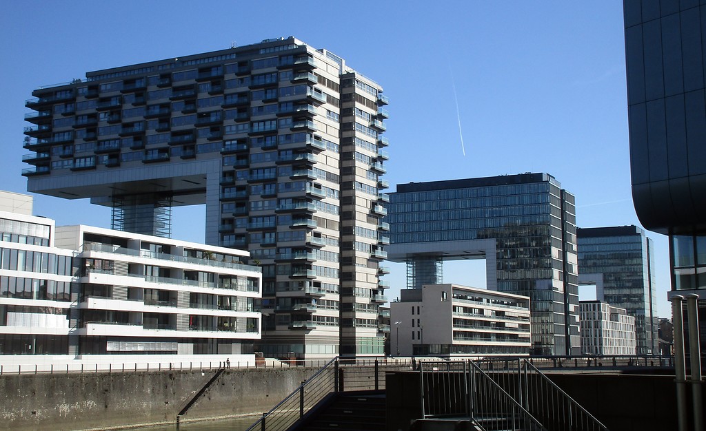 Ansicht der zwischen 2006 und 2010 erbauten und jeweils knapp 62 Meter hohen Kranhäuser im Kölner Rheinauhafen in Altstadt-Süd (2019).