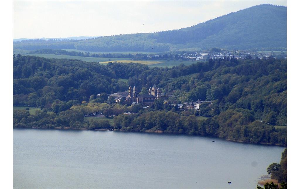 Aussicht vom Lydiaturm bei Wassenach auf den Laacher See und die Benediktinerabtei Maria Laach (2020).