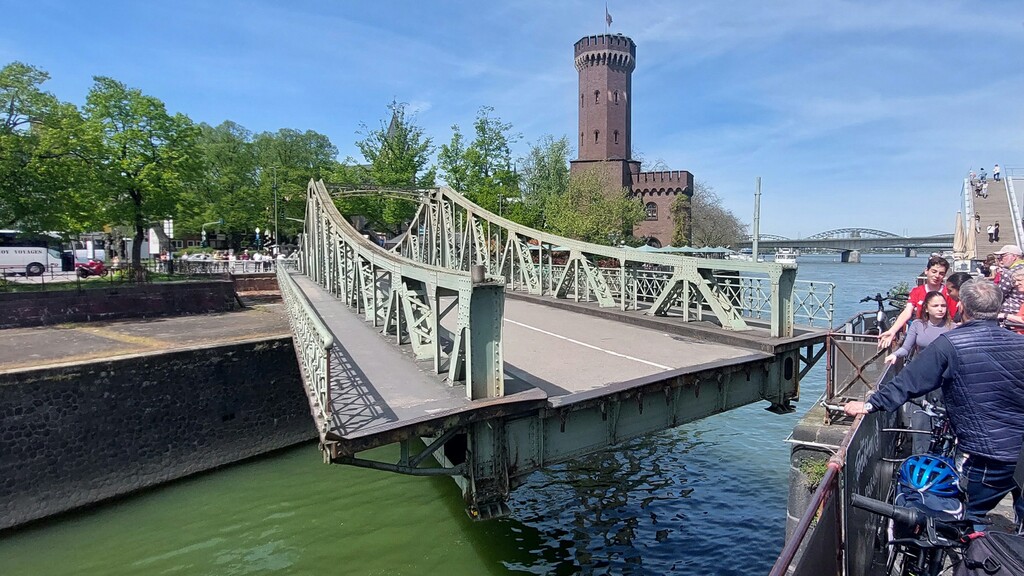 Die 1896 in Betrieb genommene Hafendrehbrücke im Kölner Rheinauhafen öffnet bis heute mit ihrem zwar restaurierten, aber noch historischen Antriebsmechanismus (2023).