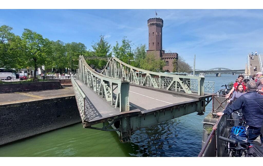 Die 1896 in Betrieb genommene Hafendrehbrücke im Kölner Rheinauhafen öffnet bis heute mit ihrem zwar restaurierten, aber noch historischen Antriebsmechanismus (2023).
