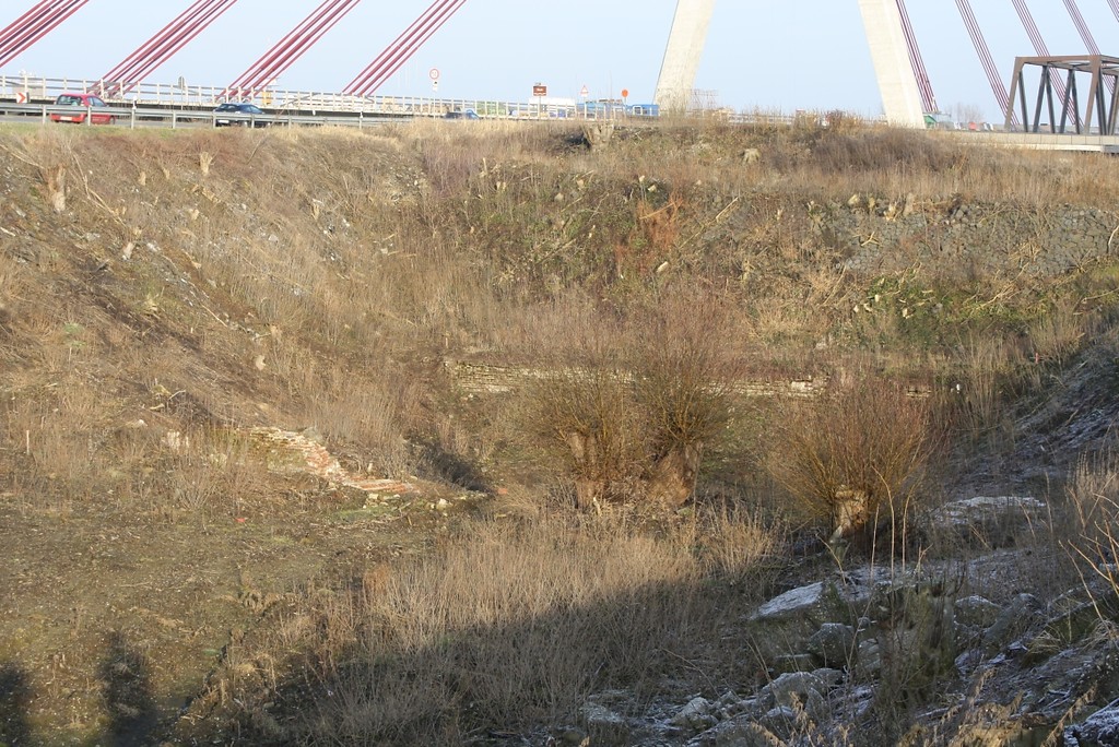 Die der Rheinbrücke bei Wesel vorgelagerten Reste von Gemäuern des Forts Blücher im Januar 2009.