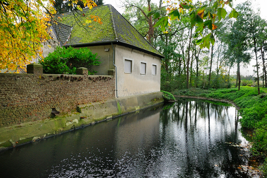 Ansicht des von einem Wassergraben umgebenen Haus Horr in Grevenbroich (2014)