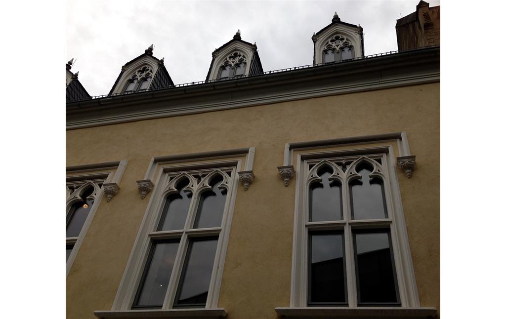Die gusseisernen neugotischen Fensterelemente des Schlosses Sayn (2014).