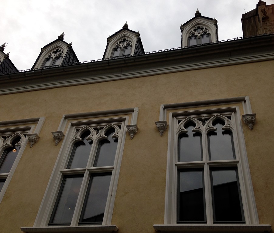 Die gusseisernen neugotischen Fensterelemente des Schlosses Sayn (2014).