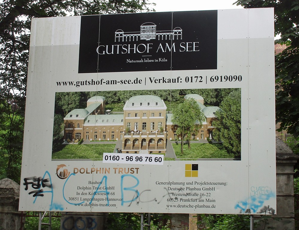 Informationstafel zu Bauplanungen eines "Gutshofs am See" am früheren Herrenhaus Villa Oppenheim (auch "Haus Fühlingen" oder "Oppenheimpalais") in Köln-Fühlungen (2018).